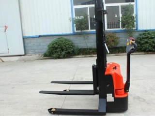 Newnewton Electric Stacker – 1.6m Ultra Narrow Aisle Straddle Stacker