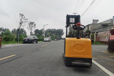 Stand-on outrigger-free stacker