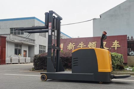 Easy to operate counterbalance stacker