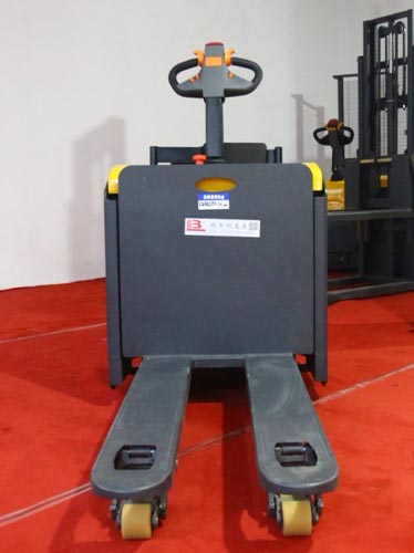 Stuck steering of stand-on pallet jack