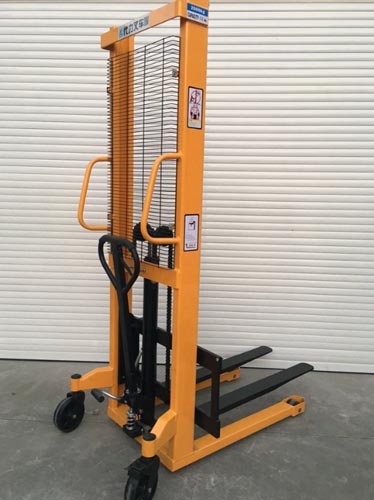 Manual hydraulic stacker