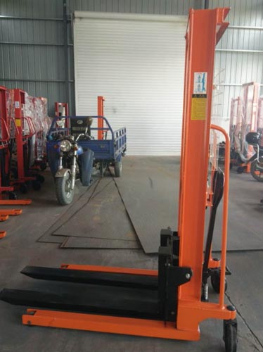 Manual stacking forklift