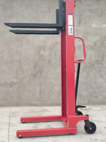Manual lifting stacker