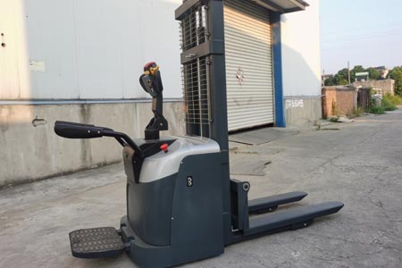 Double pallet stacker
