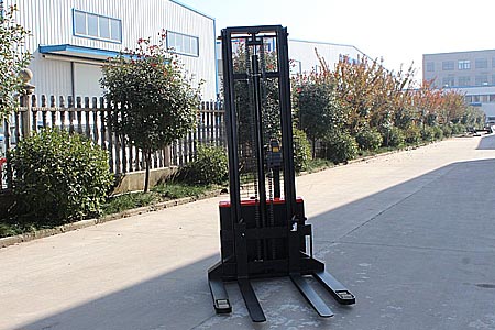 Straddle electric pallet stacker
