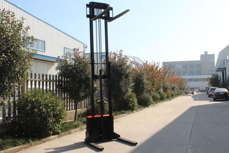Walk-behind Straddle Stacker