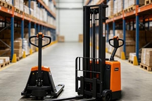 Manual Pallet Truck VS Small Electric Stacker Warehouse Selection Comparison