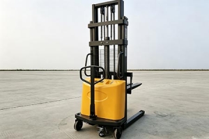 Semi-electric Stacker VS Manual Stacker Full Pros & Cons Comparison 2026