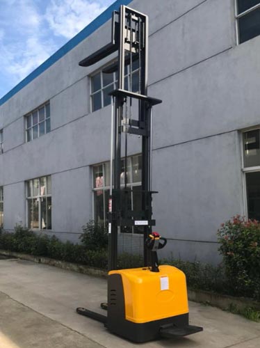 Operation Of Stand-On Stacker