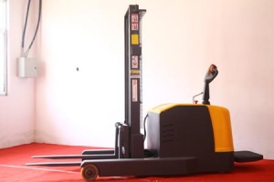 Stand-on Reach Truck Manufacturer | Narrow Aisle Stand-on Full Electric Stacker