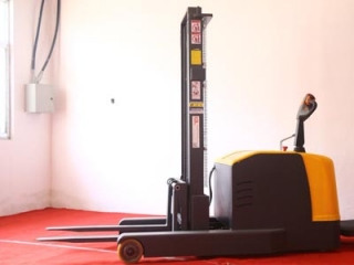 Stand-on Reach Truck Manufacturer | Narrow Aisle Stand-on Full Electric Stacker