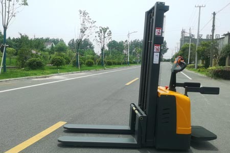 Rider Double Pallet Stacker
