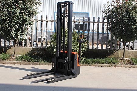How to Choose: 1.5t VS 2t Walkie Straddle Electric Stacker