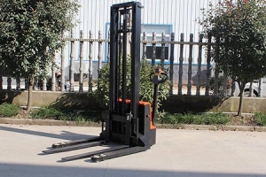 How to Choose: 1.5t VS 2t Walkie Straddle Electric Stacker