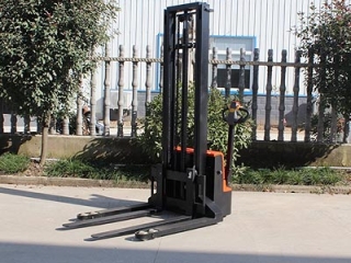 How to Choose: 1.5t VS 2t Walkie Straddle Electric Stacker