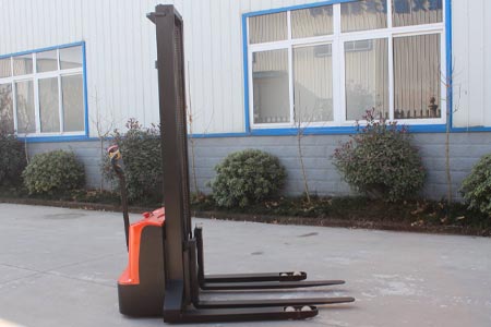 walkie straddle stacker