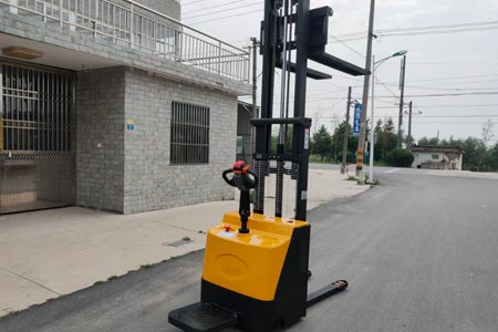 stand-on electric straddle stacker