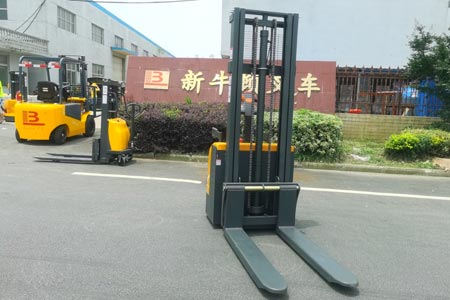 Choose Narrow or Wide Leg Stacker? Pallet & Aisle Matching Guide
