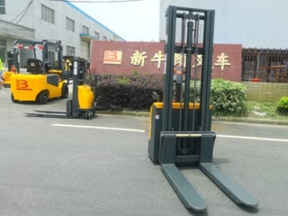 Choose Narrow or Wide Leg Stacker? Pallet & Aisle Matching Guide