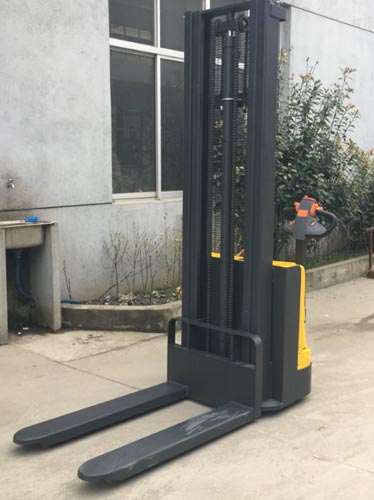 Stacker Procurement for Small & Medium Warehouses