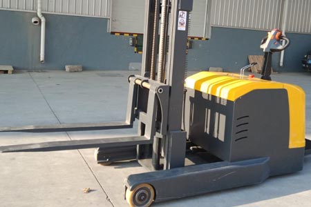 Stand-on Reach Stacker