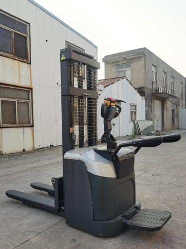 Stand‑on double pallet stacker