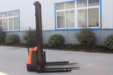 Full‑electric straddle stacker