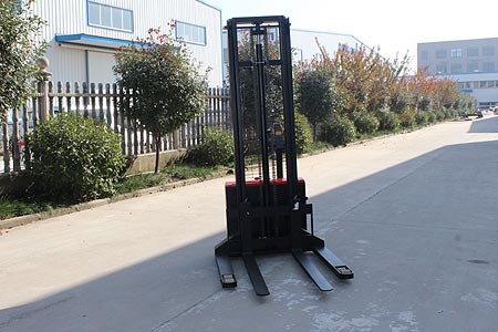 Walkie straddle stacker