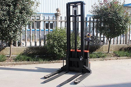 Straddle stacker maintenance