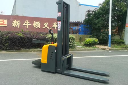 Full‑electric stand‑on stacker