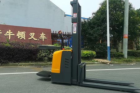 1 ton stand‑on stacker