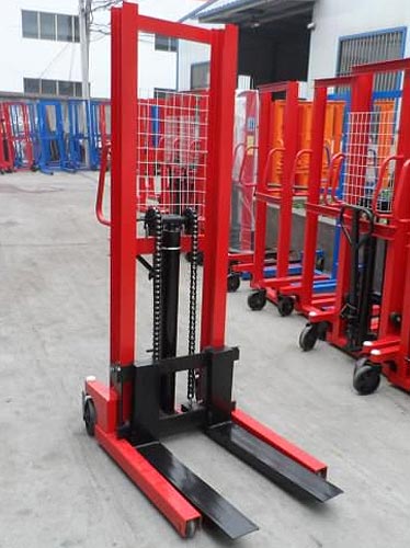 Manual hydraulic stacker