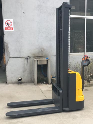 Full‑electric stacker