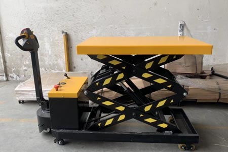 Electric scissor lift