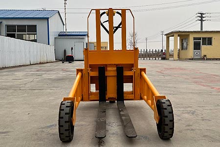 Rough‑terrain full‑electric pallet truck operation