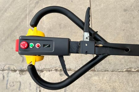 Outdoor rough‑terrain pallet truck