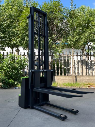 Double‑pallet electric stacker