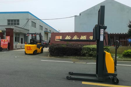 Semi‑electric hydraulic stacker