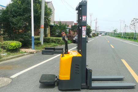 Stand‑on fully electric stacker
