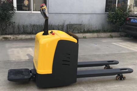Stand‑on fully electric pallet truck