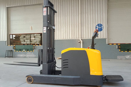 Reach stacker