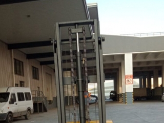 1 Ton Stand‑on Reach Stacker | Full‑Electric Pallet Stacking Truck
