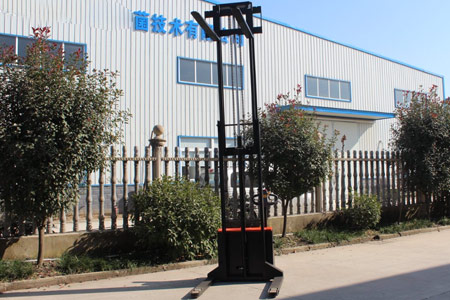 Walk-behind straddle stacker
