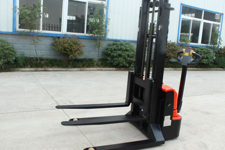 Electric straddle stacker