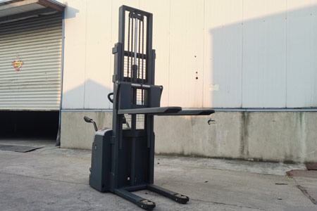 2 ton stand-on stacker