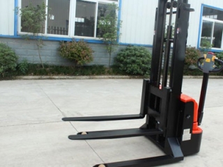 Straddle Electric Stacker Charging Tips | Walk-Behind Straddle Stacker
