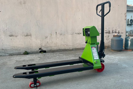 Hydraulic pallet truck with scale