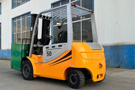 2WD vs 4WD rough terrain forklift