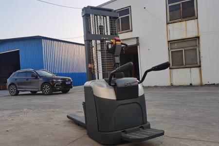 Light-duty stand-on stacker