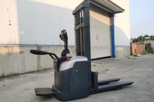 Stand-On Electric Stacker Introduction | Light-Duty Electric Stacker